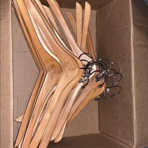 Wood hangers (15)